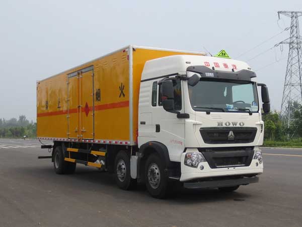 國五重汽T5G軸易燃液體廂式運輸車(13噸)